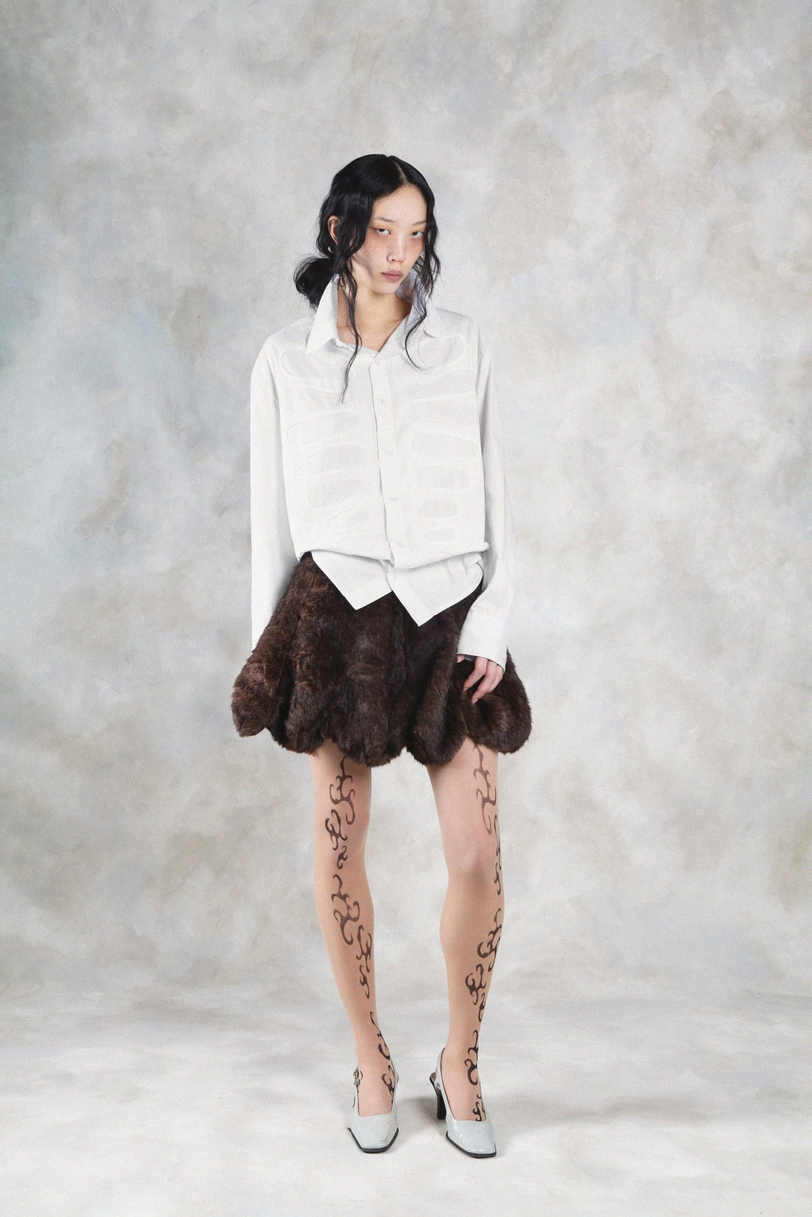 1353_026a23140f-avavav_fw26_lookbook_f26_skt_5_kornelia_larva_fur_skirt_brown0429-mega