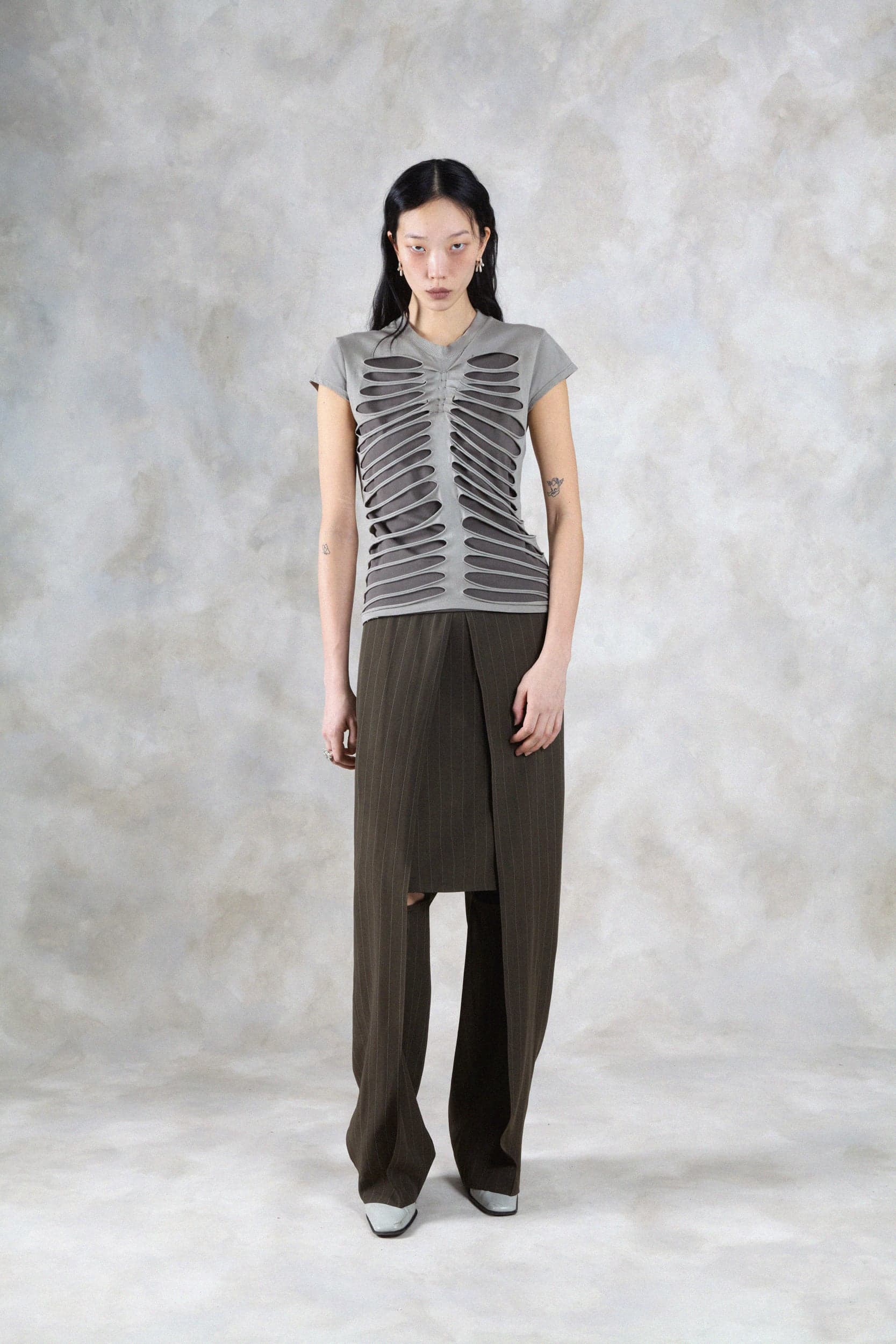 1355_78a1175a80-avavav_fw26_lookbook_f26_tsh_40_tilde_cut_out_top_grey1689-mega