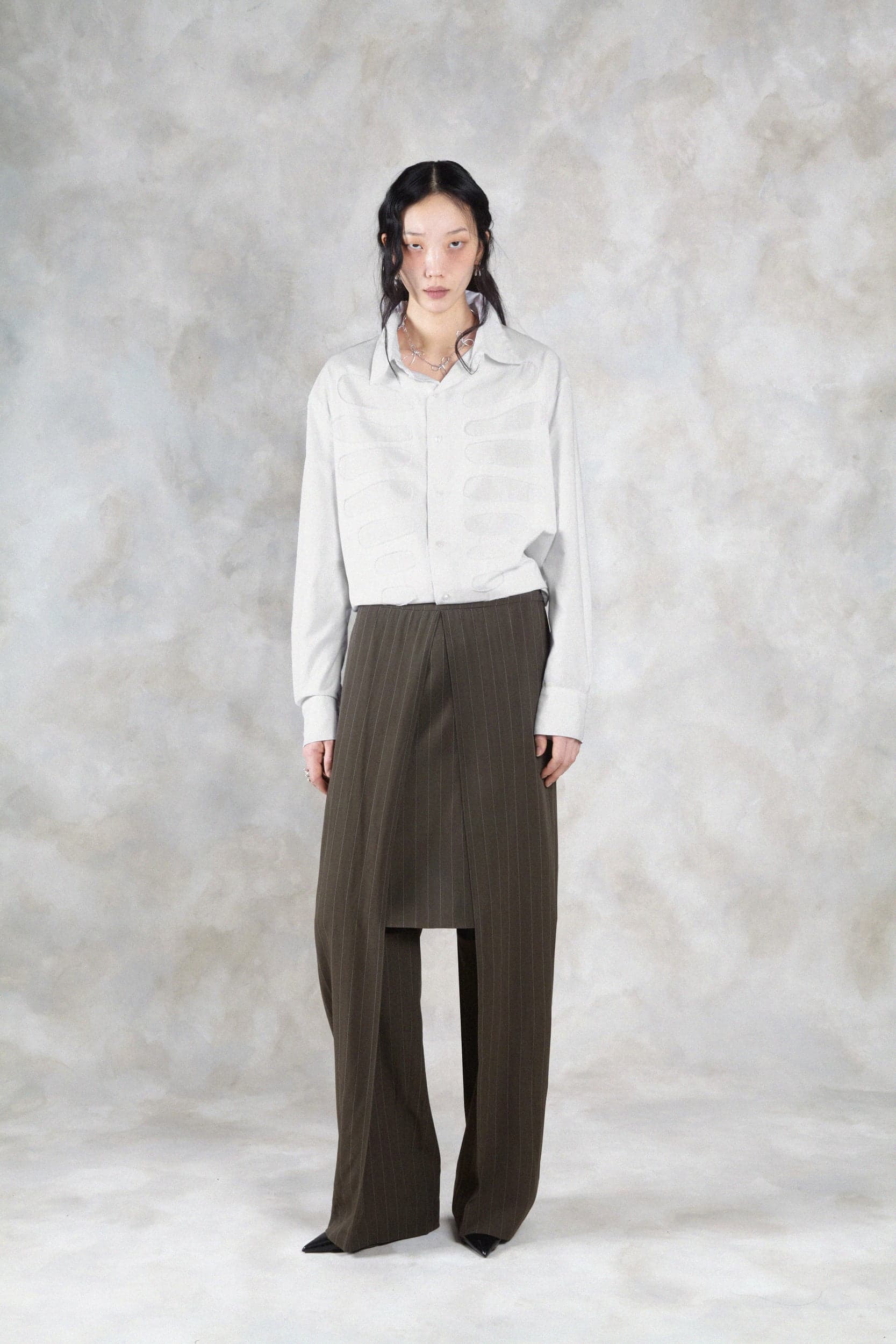 1355_976223c46f-avavav_fw26_lookbook_f26_trs_7_petronella_overlap_skirt_suit_trouser_beige0505-mega