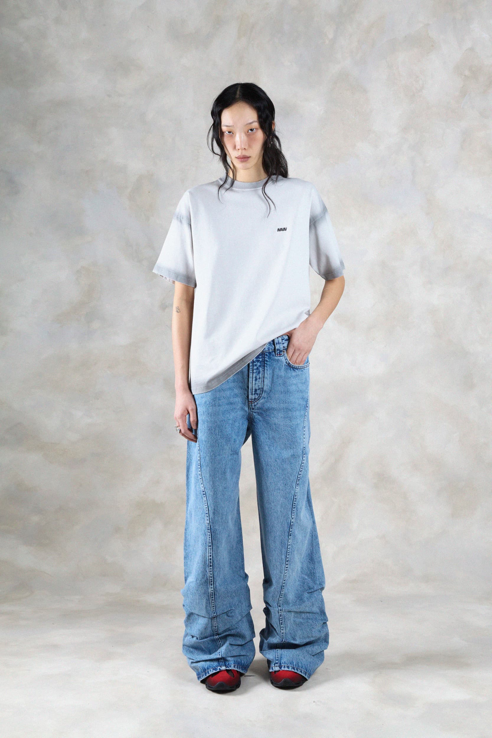 1359_aae05122de-avavav_fw26_lookbook_f26_tsh_53_theo_av_logo_tshirt_white1015-copy-mega