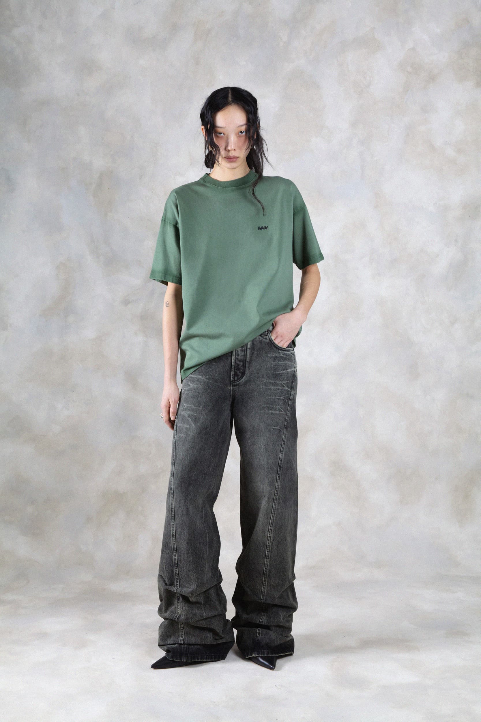 1360_6bff4b5547-avavav_fw26_lookbook_f26_tsh_53_theo_av_logo_tshirt_green1073-mega