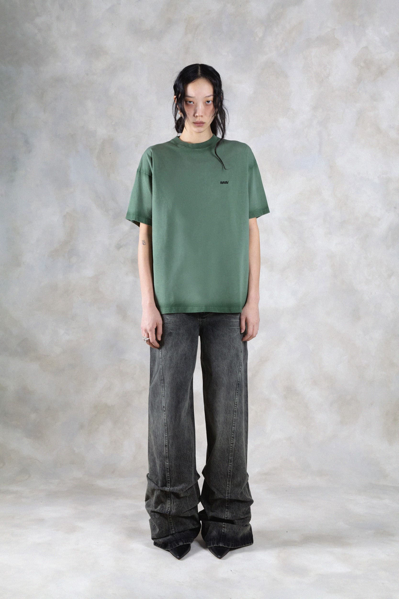 1360_ecf2446ac3-avavav_fw26_lookbook_f26_tsh_53_theo_av_logo_tshirt_green1039-mega