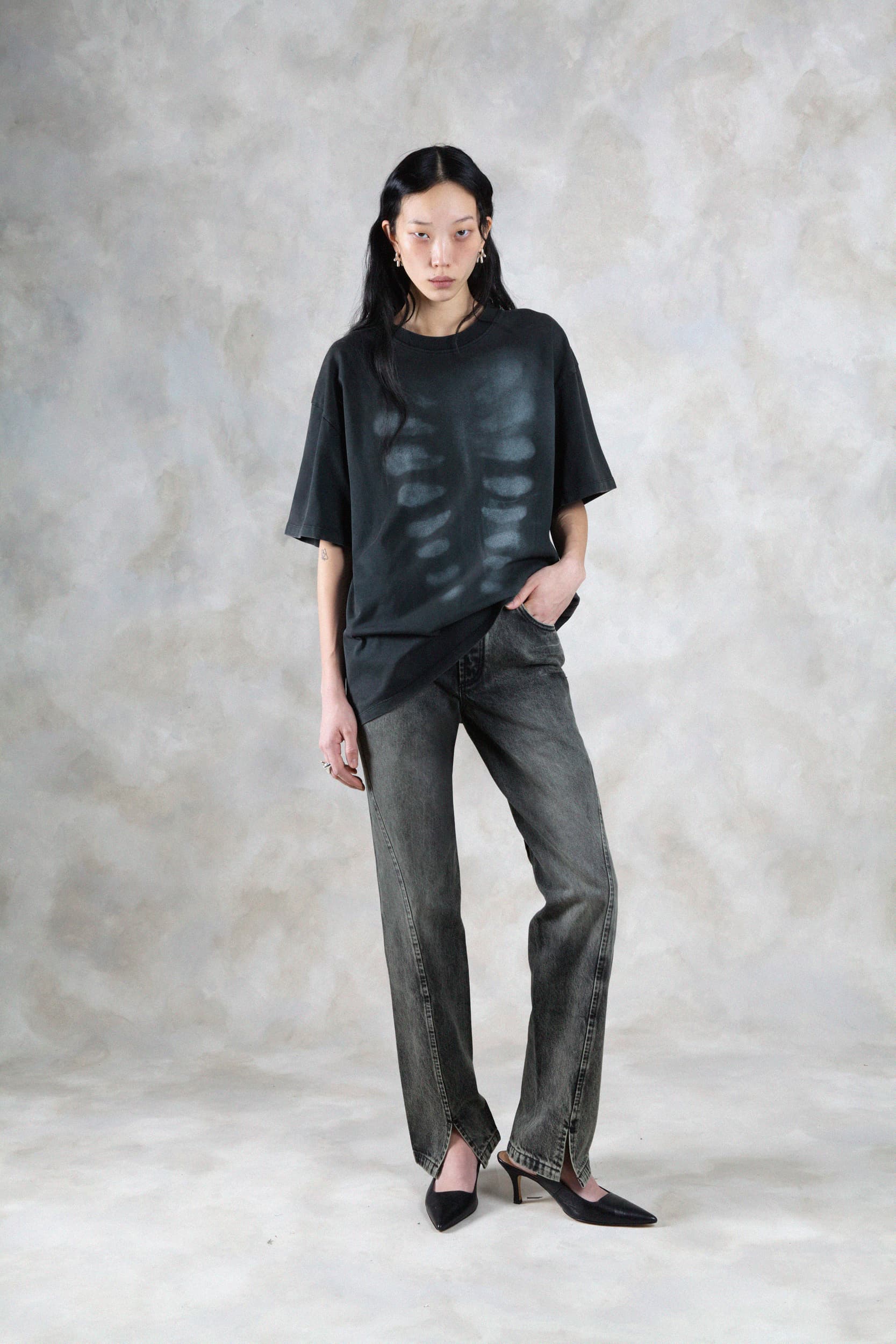 1361_9e7654e28c-avavav_fw26_lookbook_f26_tsh_28_theo_xray_tshirt_black1391-copy-mega
