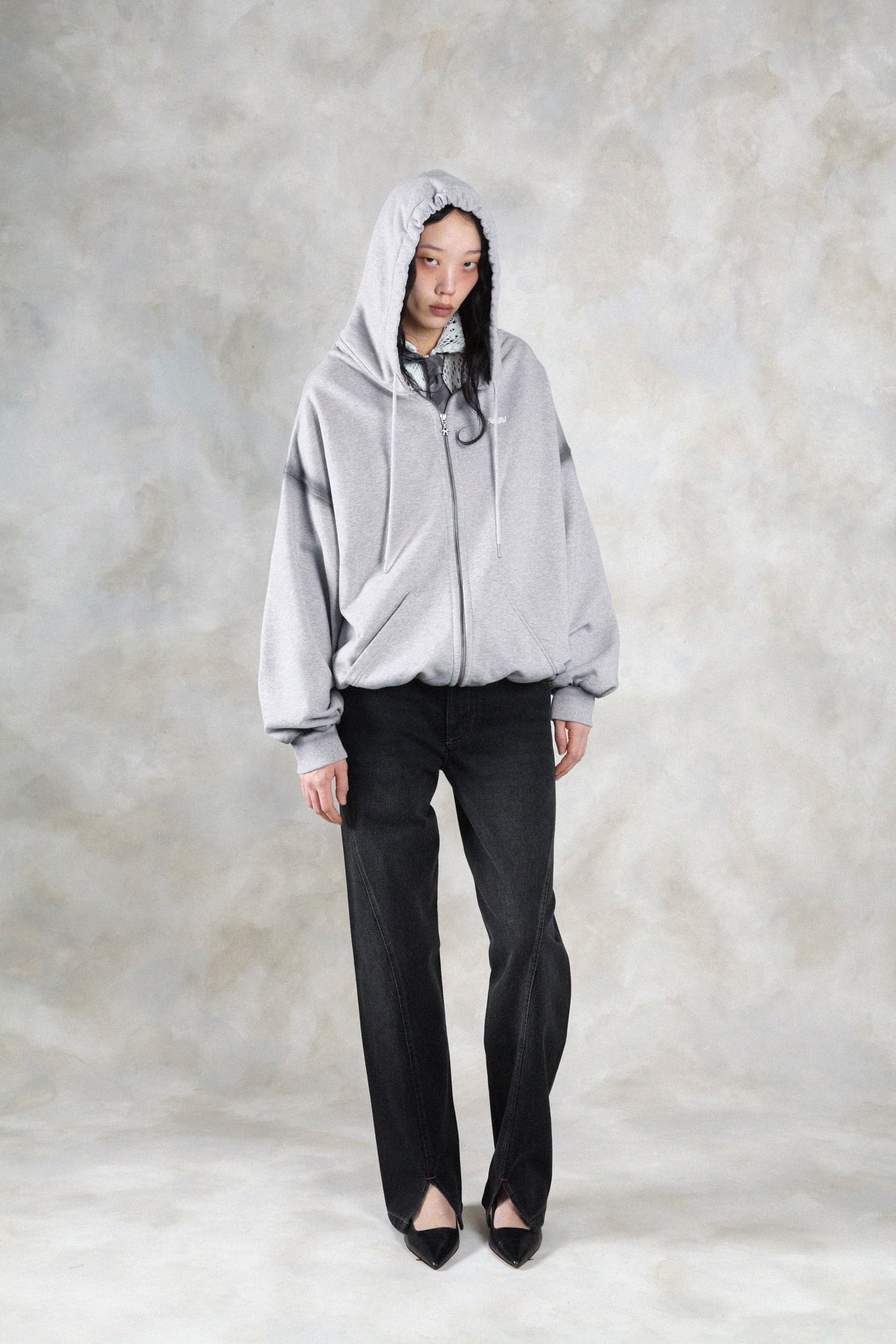 1362_ad14045b10-avavav_fw26_lookbook_f26_hod_23_tim_av_logo_zip_hoodie_grey0037-copy-mega