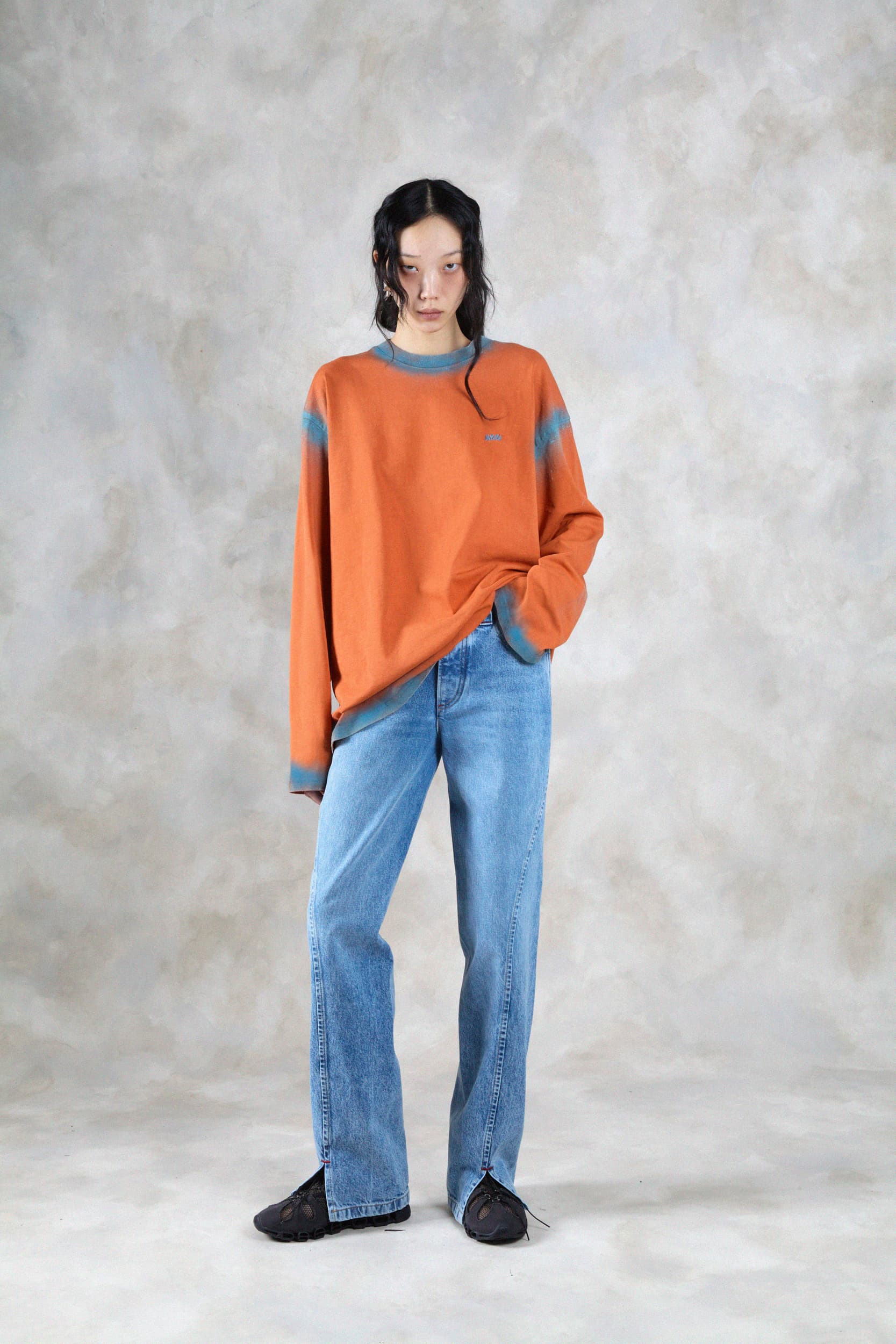 1363_654fbac5fc-avavav_fw26_lookbook_f26_tsh_54_tom_long_sleeve_av_logo_tshirt_orange1117-copy-mega
