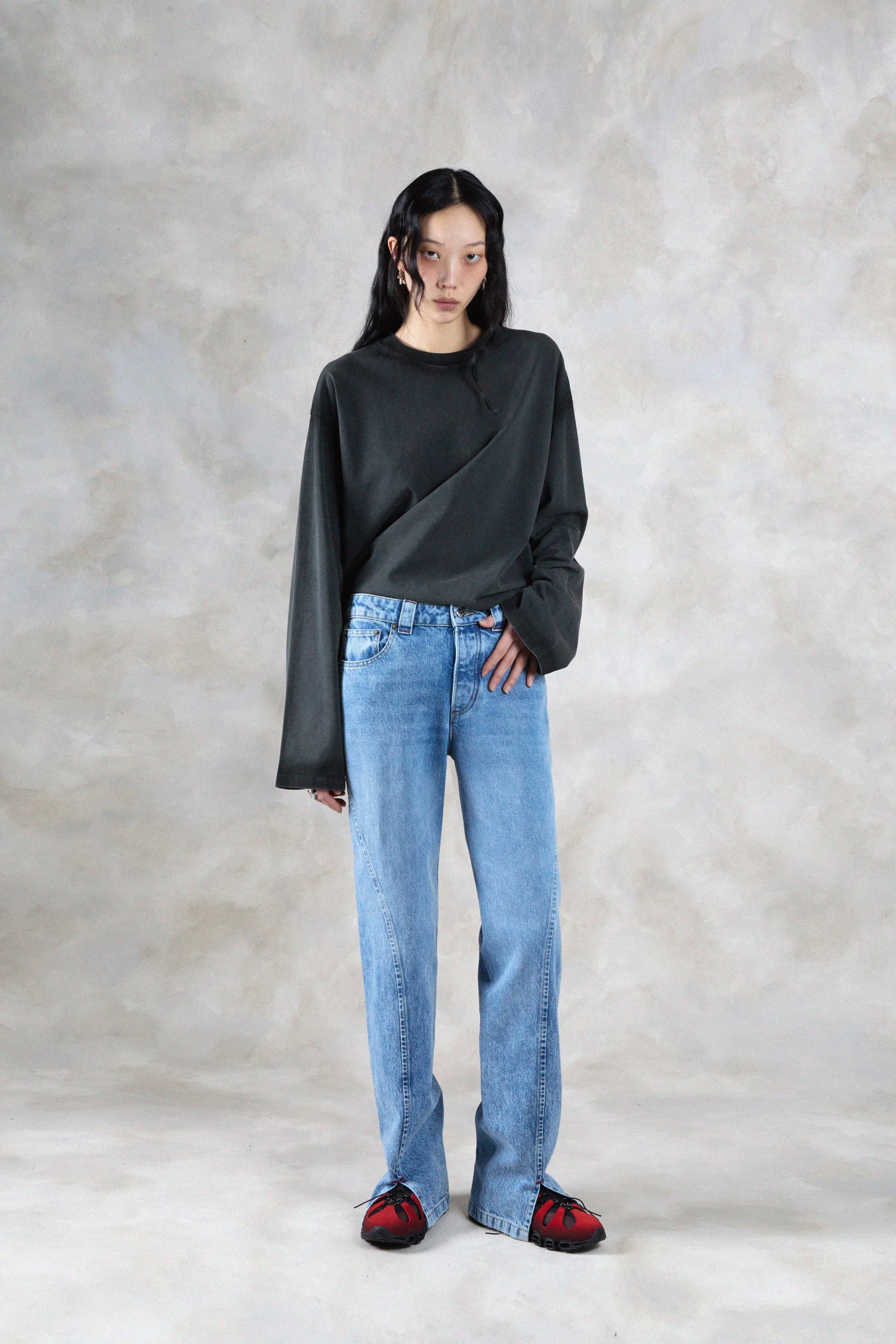 1363_932486186e-avavav_fw26_lookbook_f26_tsh_54_tom_long_sleeve_av_logo_tdhirt_black0919-copy-mega