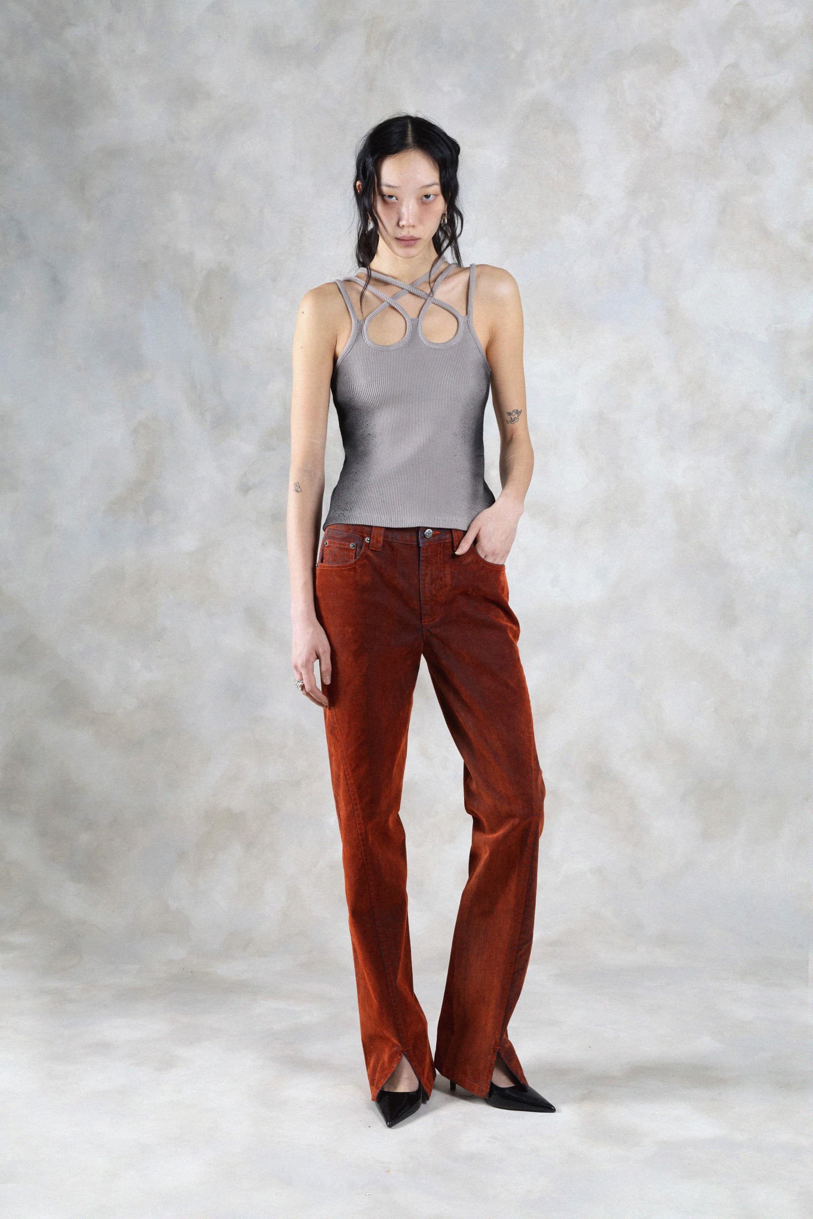 1364_00fca7b5aa-avavav_fw26_lookbook_f26_top_47_tova_strap_top_grey1299-mega