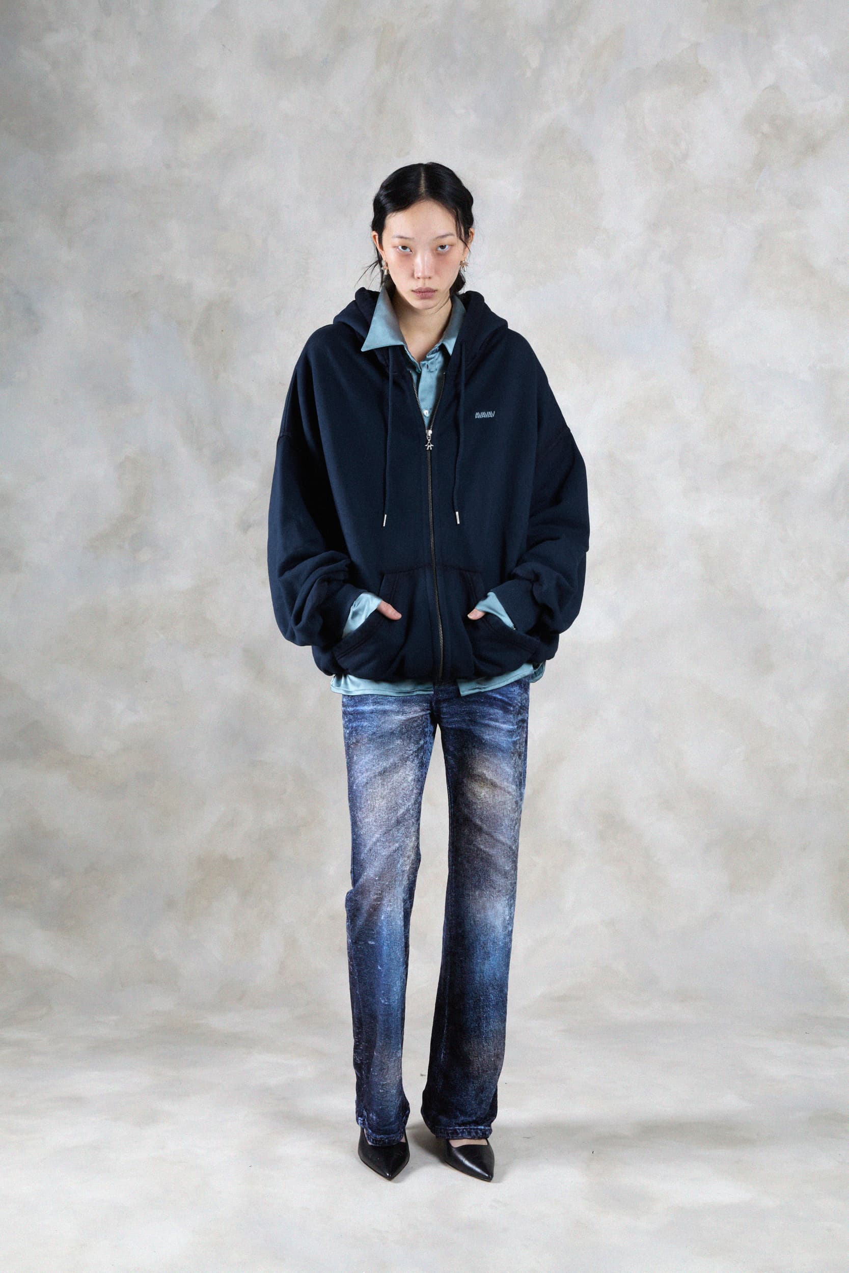 1370_1e3b02ee56-avavav_fw26_lookbook_f26_hod_24_tim_av_logo_zip_hoodie_blue1499-copy-2-mega