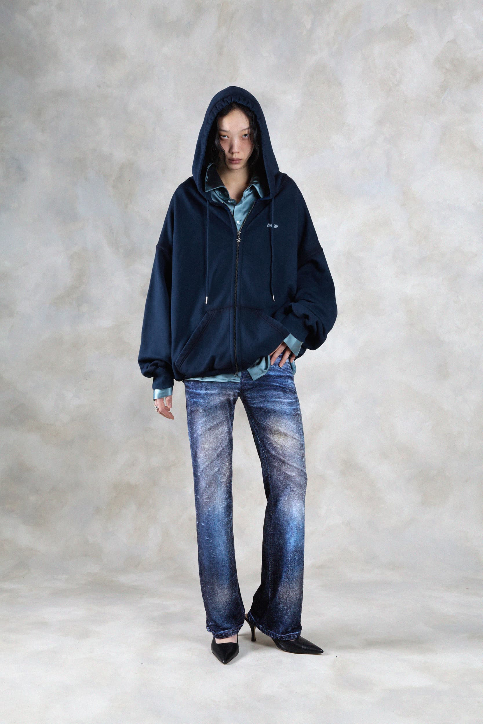 1370_338b2eb3d5-avavav_fw26_lookbook_f26_hod_24_tim_av_logo_zip_hoodie_blue1537-copy-2-mega