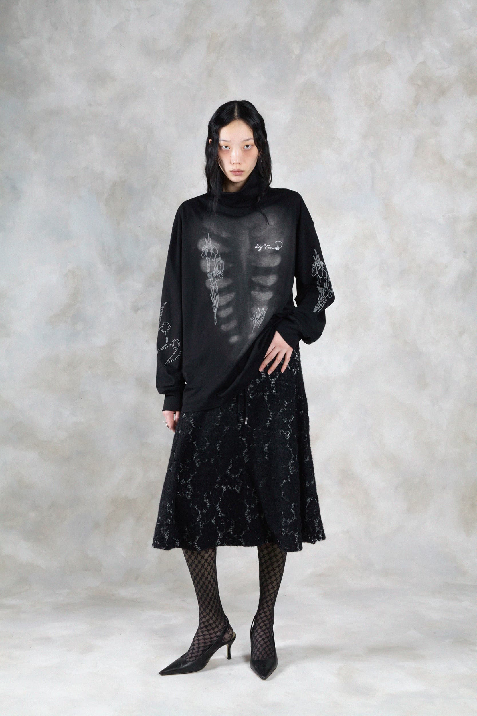 1372_f551a40e56-avavav_fw26_lookbook_f26_swt_26_tage_xray_handwriting_sweater_black0785-copy-mega