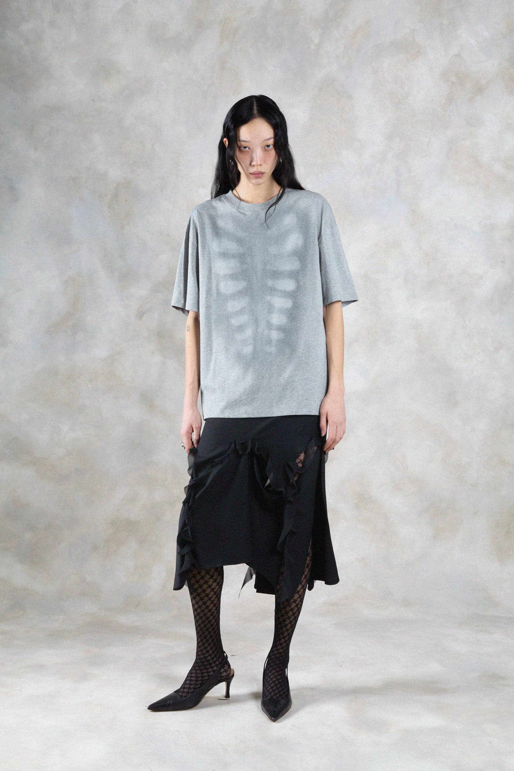 1373_9404aaabb8-avavav_fw26_lookbook_f26_tsh_27_theo_xray_tshirt_grey1471-copy-mega
