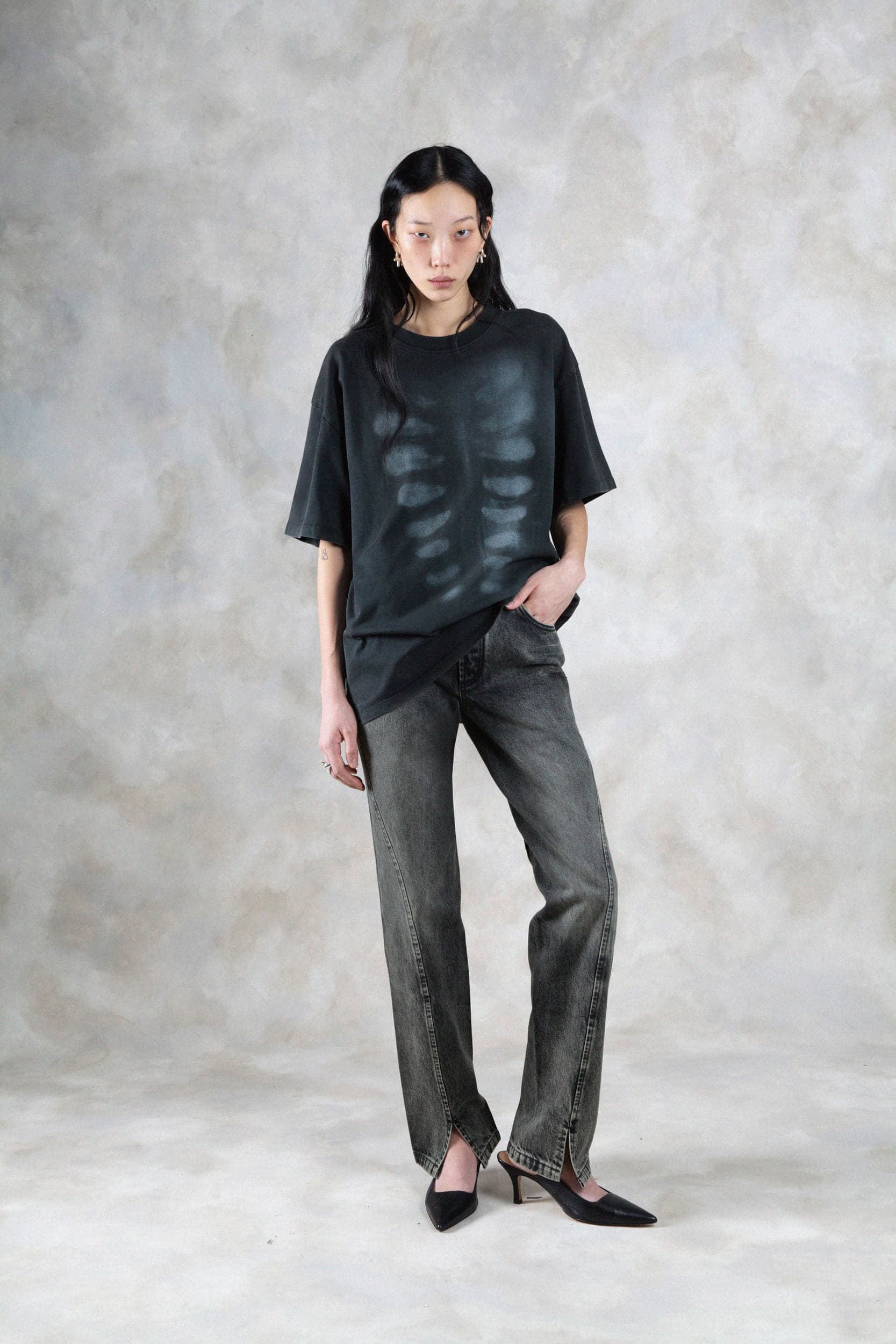 1374_1d1f228957-avavav_fw26_lookbook_f26_tsh_28_theo_xray_tshirt_black1391-copy-mega