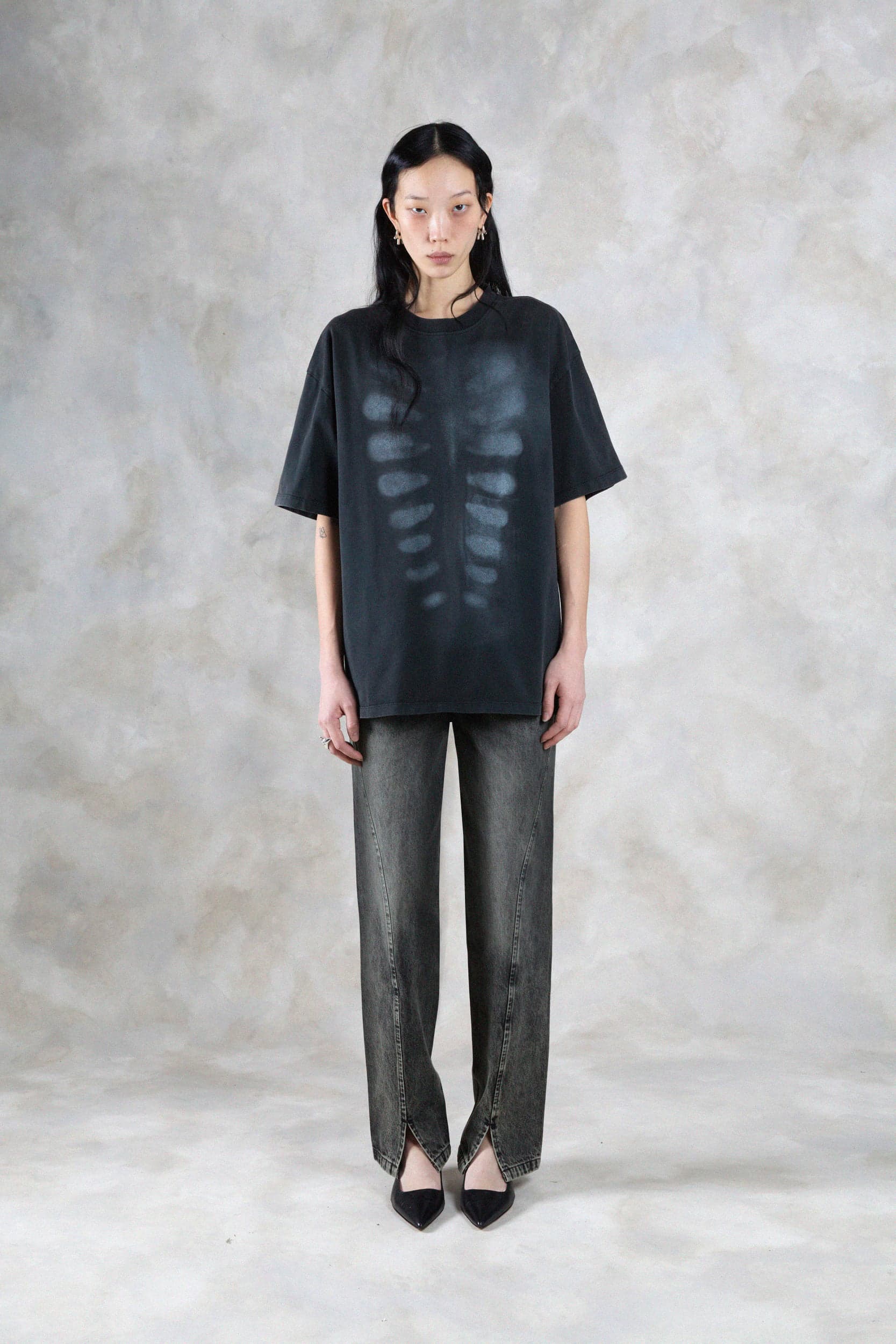 1374_c0af847c46-avavav_fw26_lookbook_f26_tsh_28_theo_xray_tshirt_black1359-copy-mega