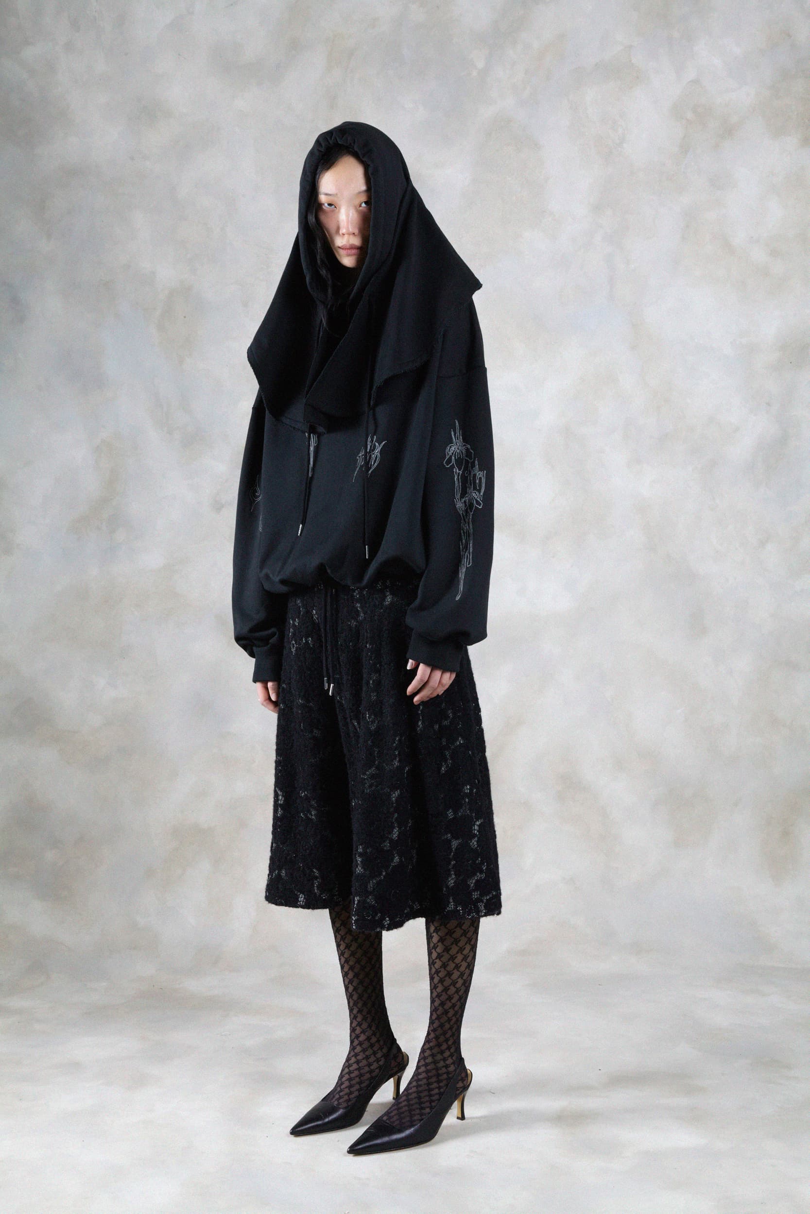 1377_9020c6855b-avavav_fw26_lookbook_f26_hod_32_torsten_nun_hoodie_black1205-copy-mega