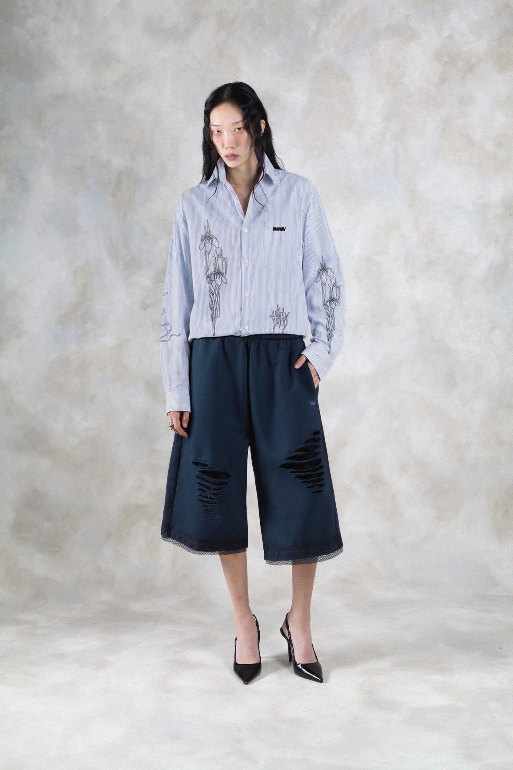 1382_3607644e6a-avavav_fw26_lookbook_f26_srt_18_allan_av_logo_cut_out_sweatpant_blue2065-copy_3jpg-mega