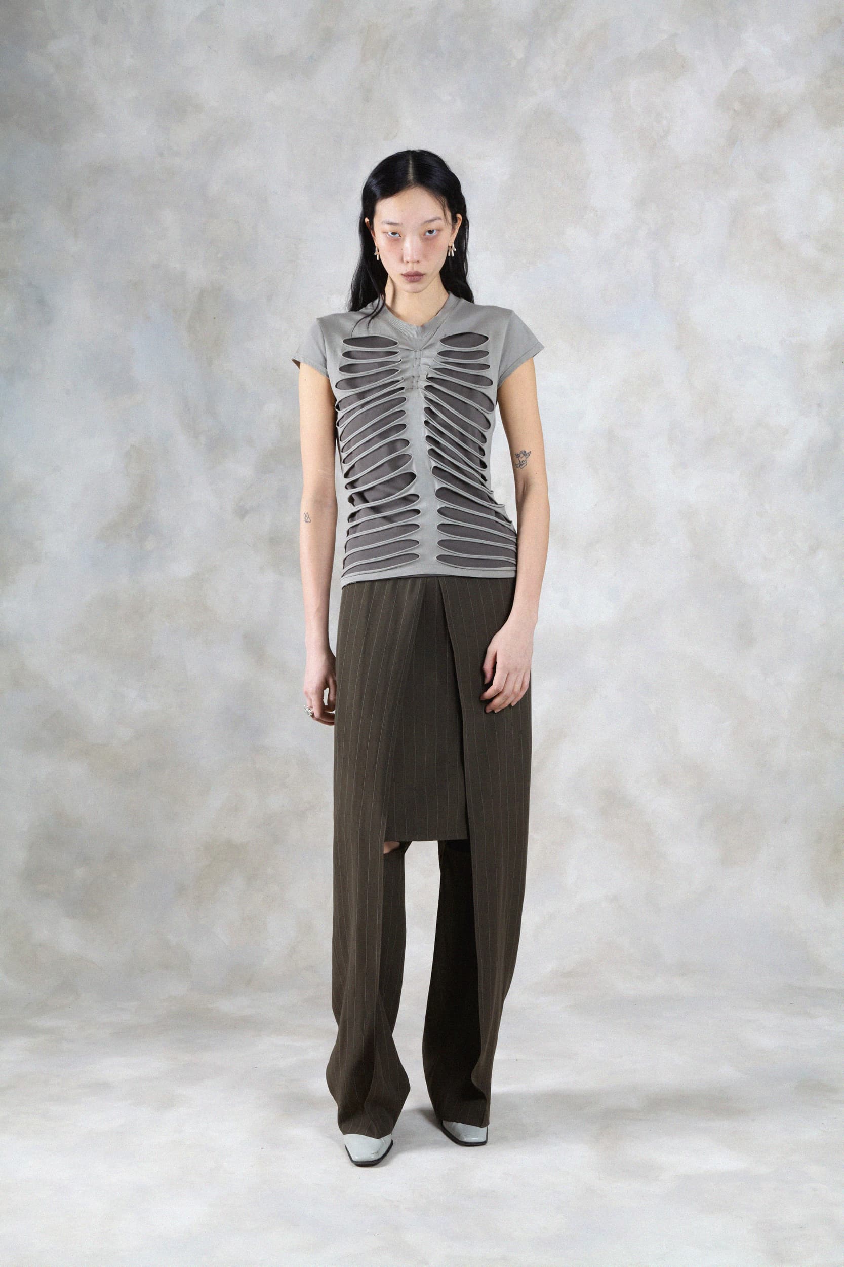 1385_15542303ae-avavav_fw26_lookbook_f26_tsh_40_tilde_cut_out_top_grey1689-mega