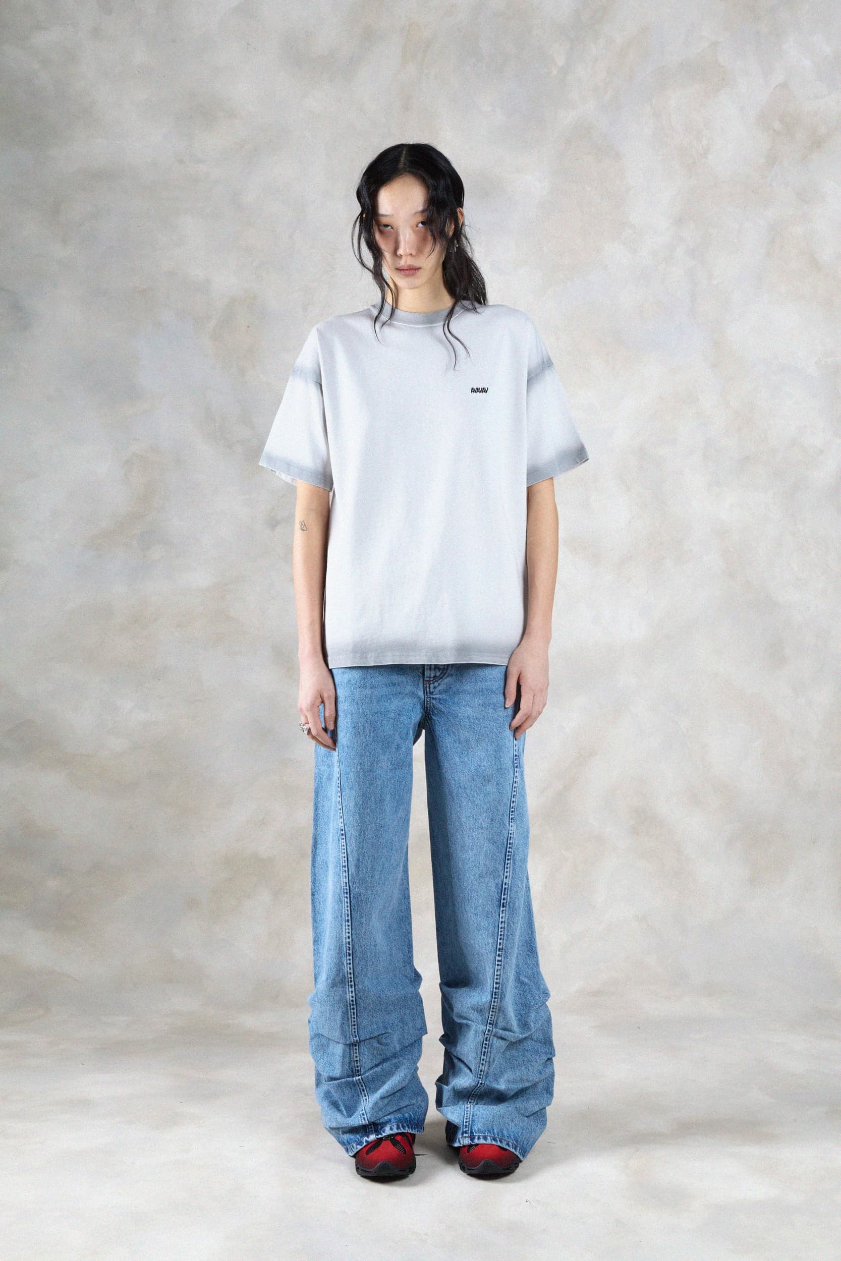 1398_327383e3b0-avavav_fw26_lookbook_f26_tsh_53_theo_av_logo_tshirt_white0993-copy-mega