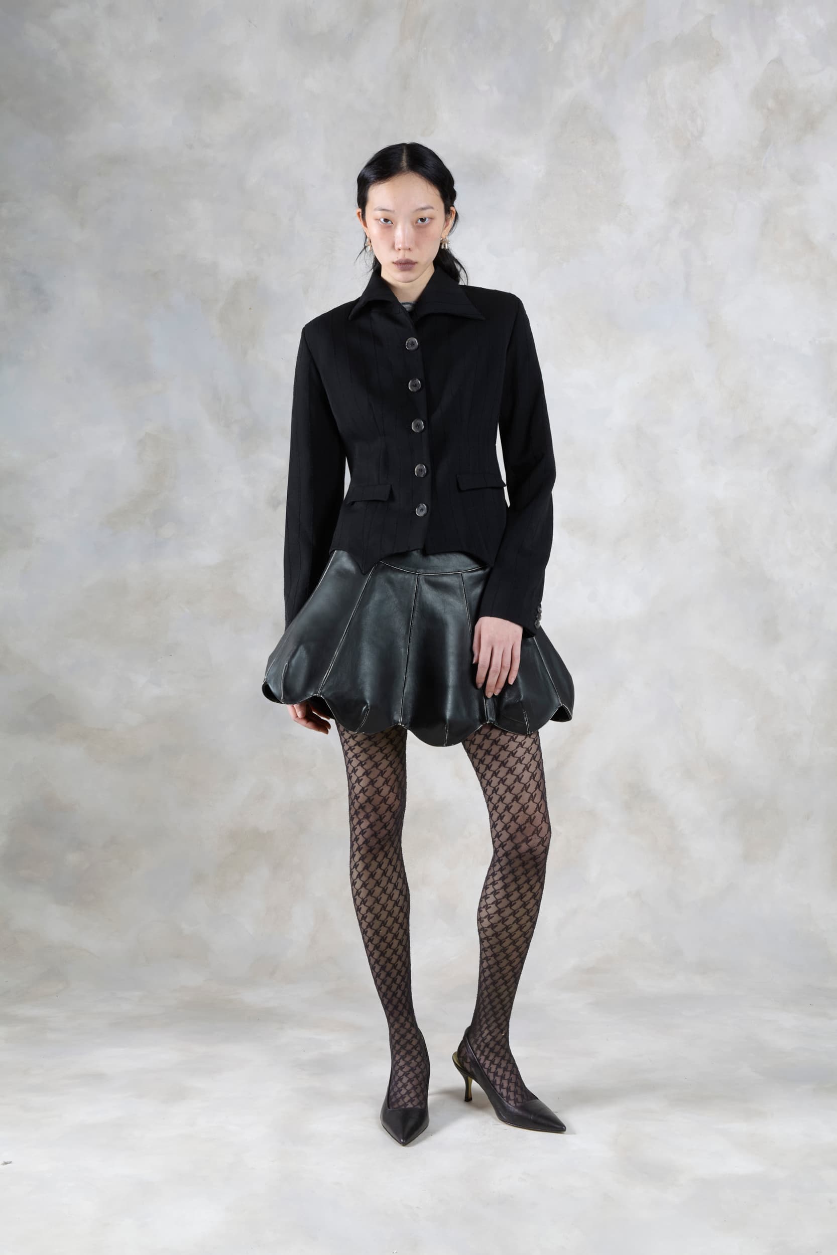 1403_972734a596-avavav_fw26_lookbook_f26_skt_46_kornelia_larva_leather_skirt_black1577-copy-mega