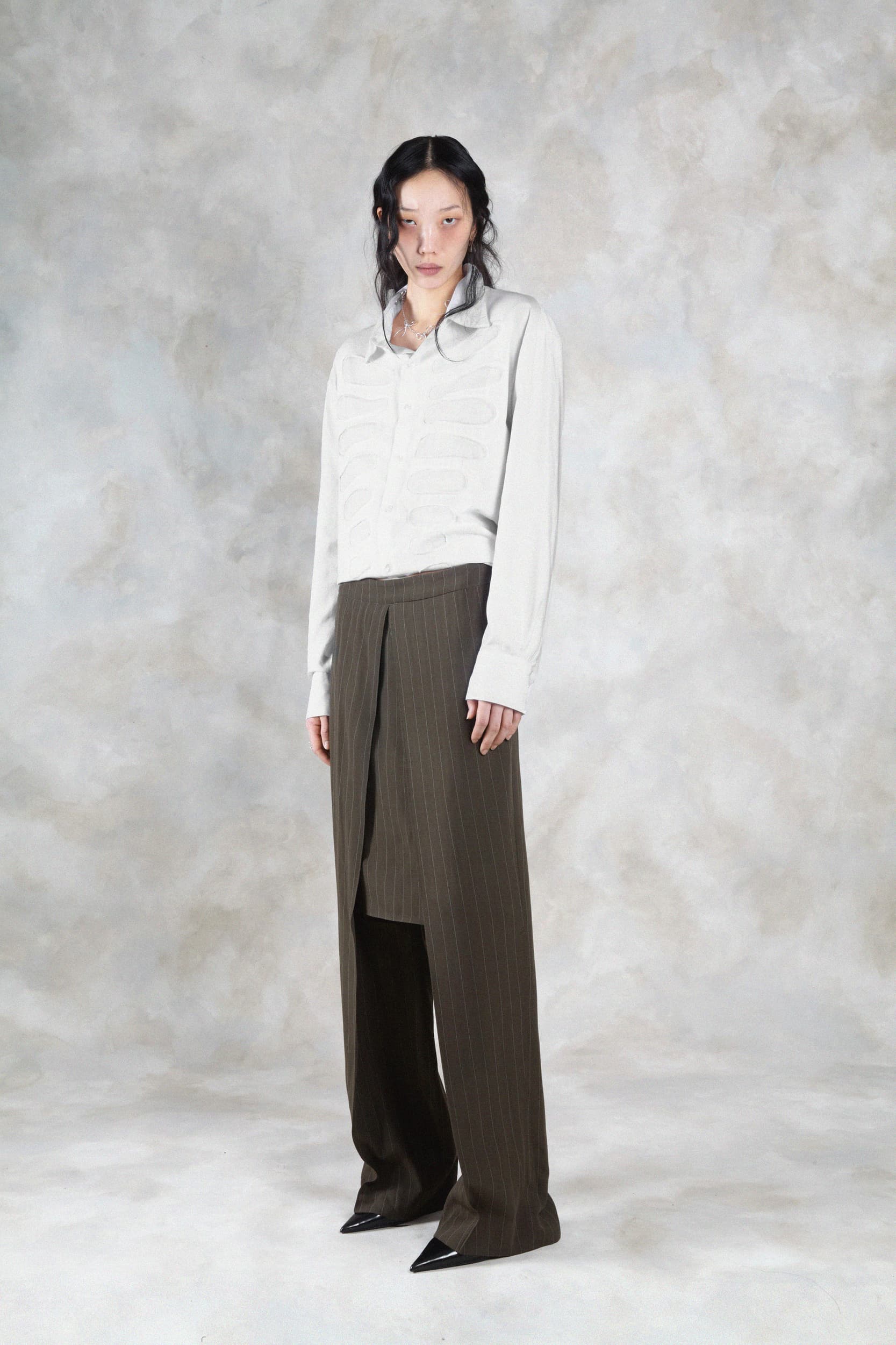 1404_58567b76d8-avavav_fw26_lookbook_f26_trs_7_petronella_overlap_skirt_suit_trouser_beige0523-mega