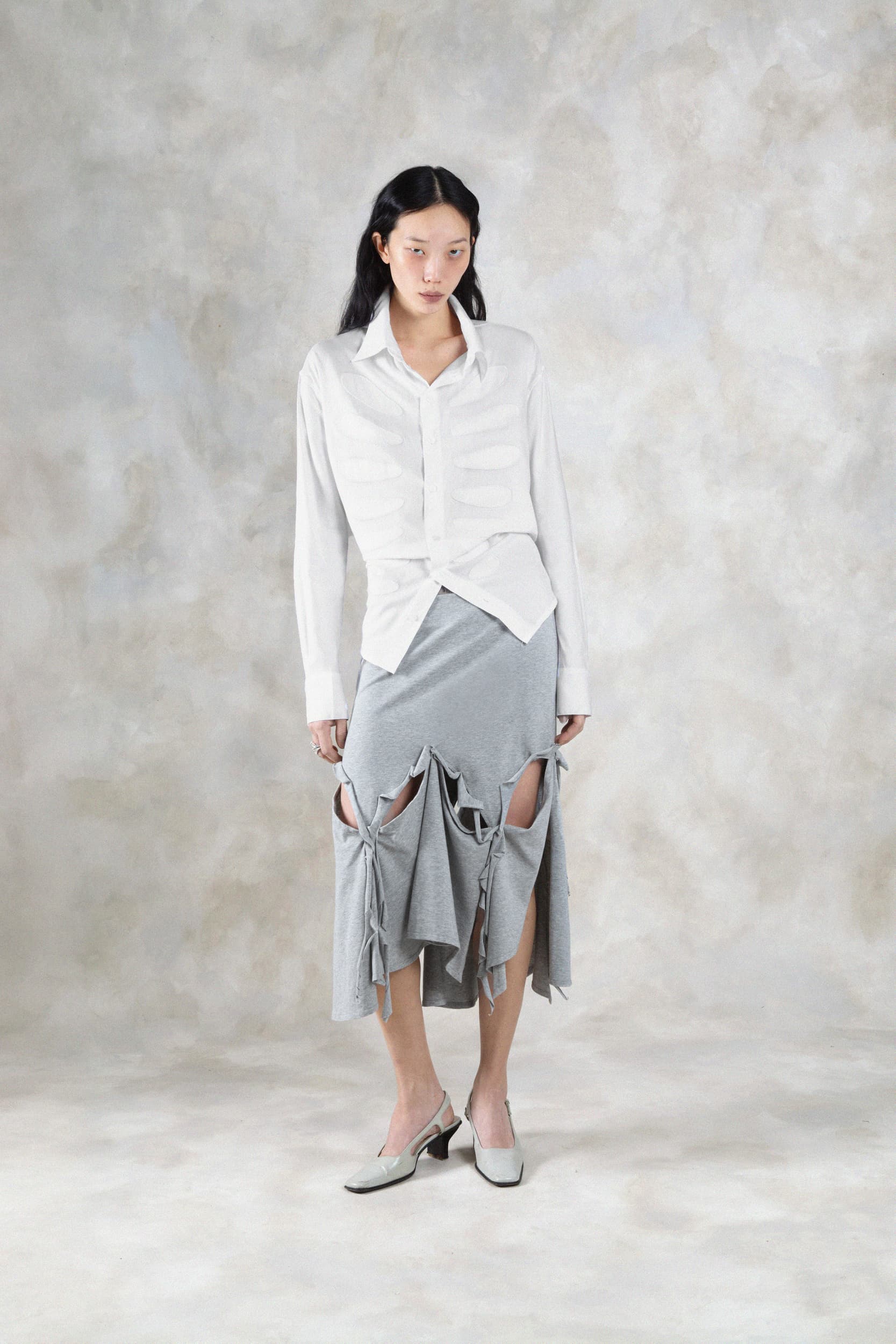 1404_f391541d43-avavav_fw26_lookbook_f26_sht_42_sam_cacing_embroidery_shirt_white2099-mega