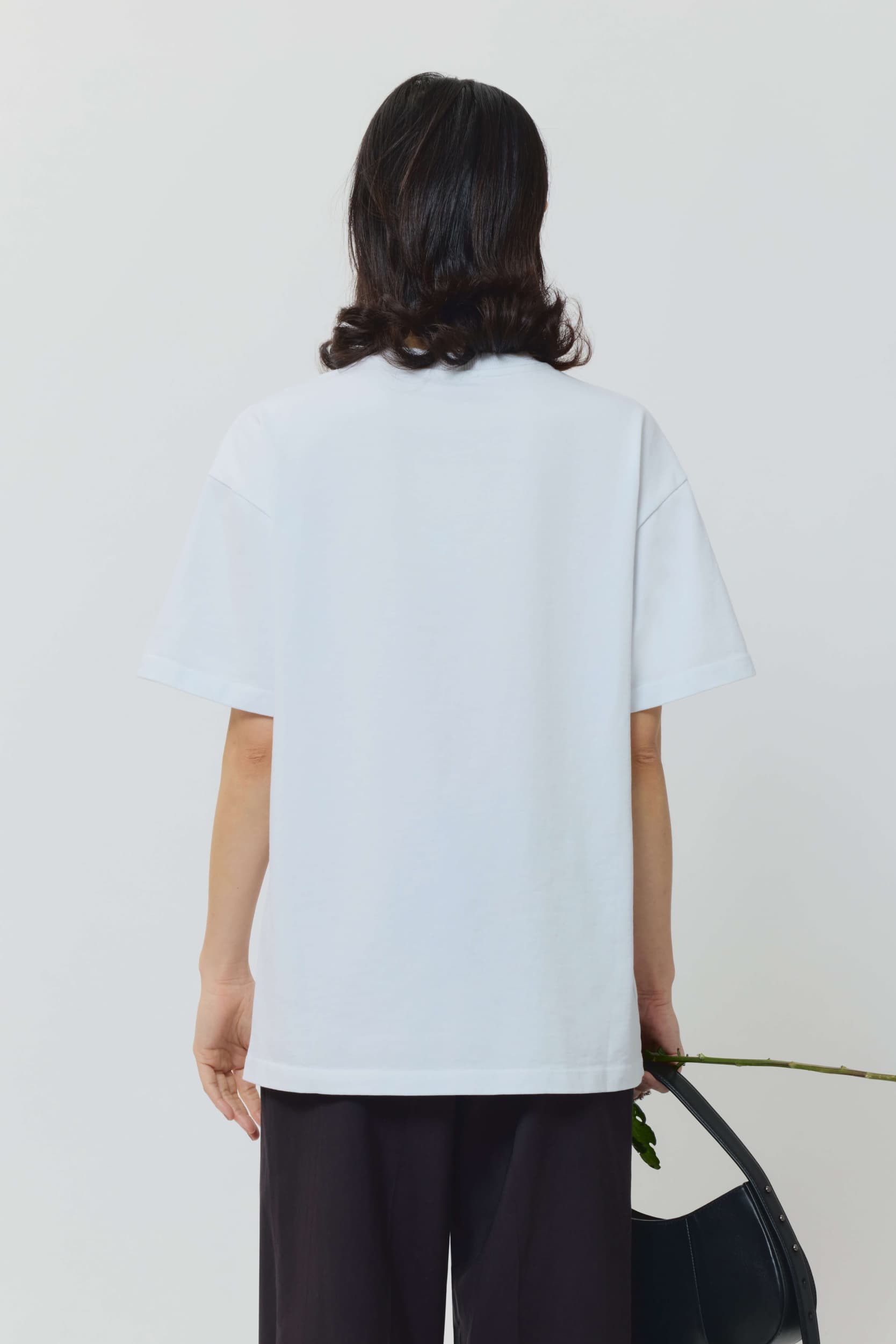 305_28e21b4a32-logo_tshirt_white_womens_ss25_avavav_0428-kopia-mega
