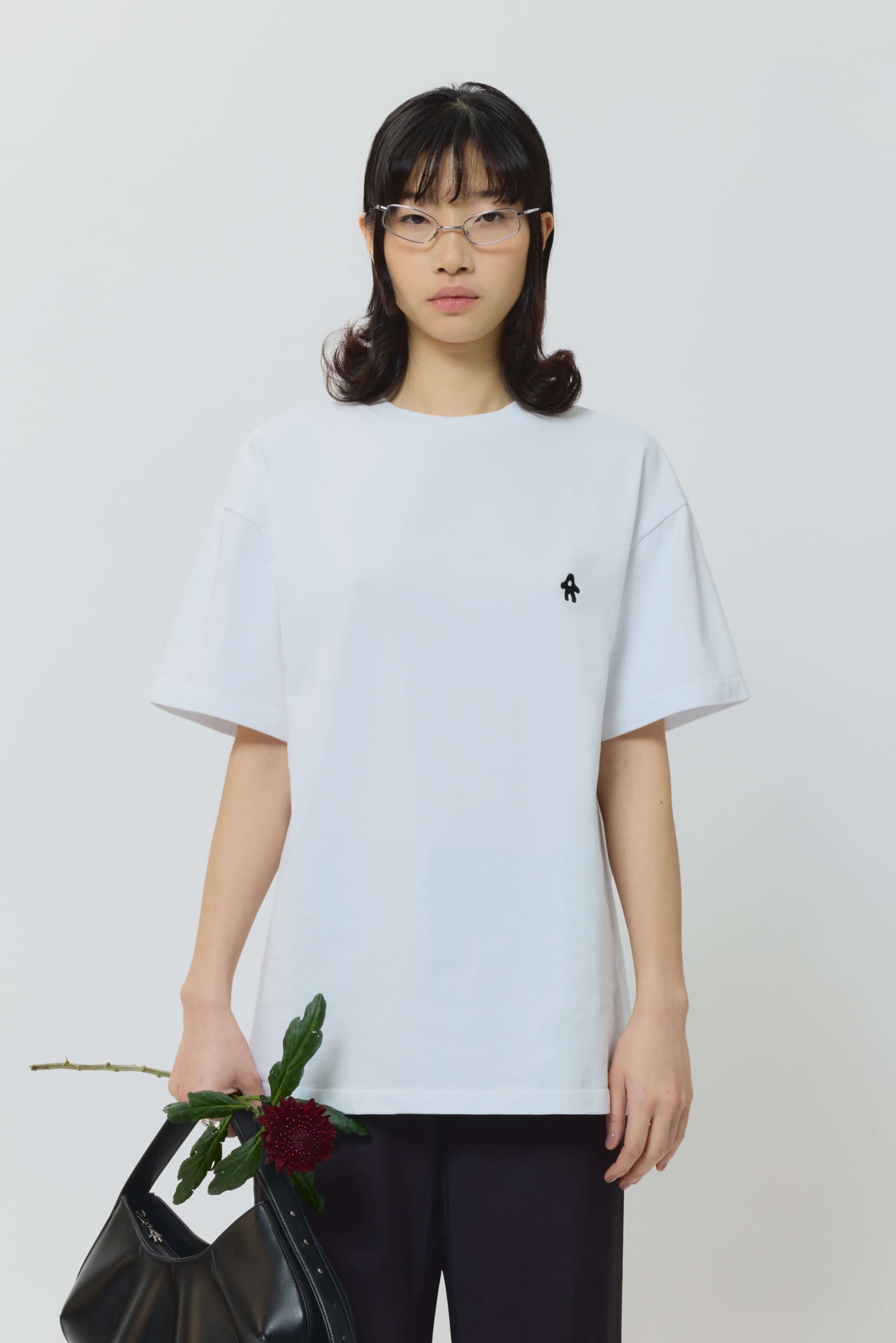 305_31b689f537-logo_tshirt_white_womens_ss25_avavav_0421-kopia-mega
