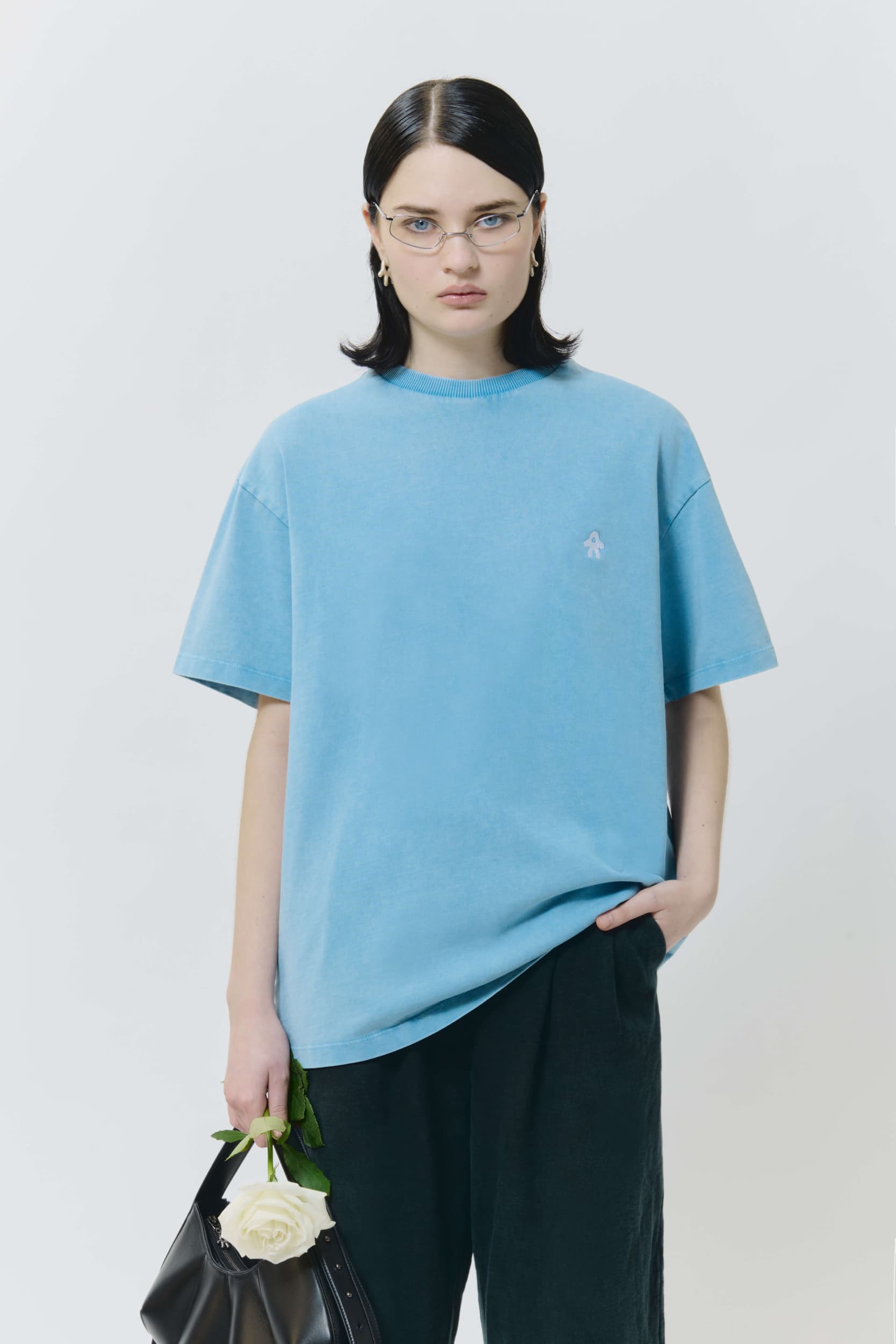 305_49599a2330-logo_tshirt_blue_womens_ss25_avavav_0502-kopia-mega