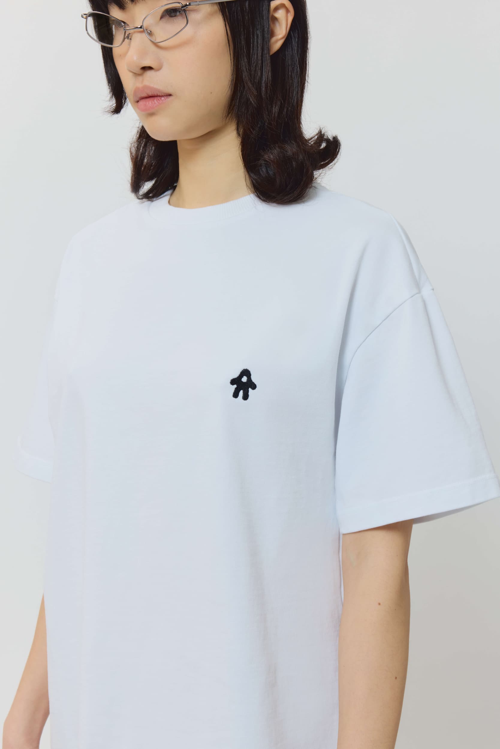305_53b33ff80a-logo_tshirt_white_womens_ss25_avavav_0425-kopia-mega