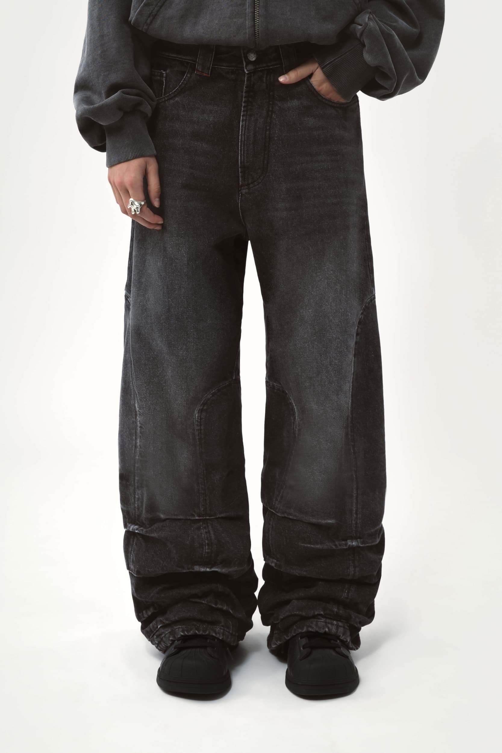 358_48dd9deb4d-jessie-pleated-jeans_washed-black-2-mega