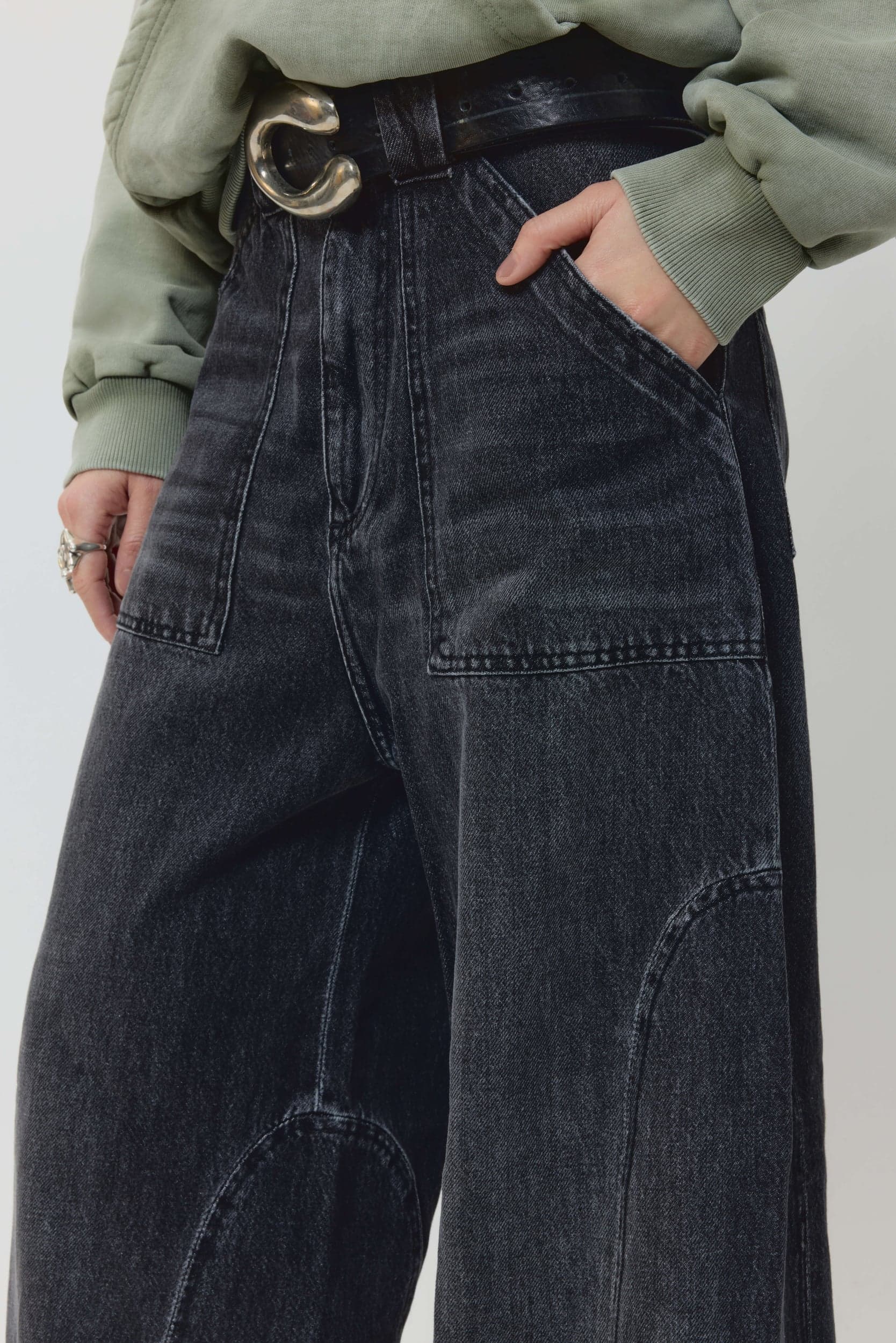 358_abf4e78573-smocked_detaled_jeans_black_womens_ss25_avavav_0593-kopia-mega
