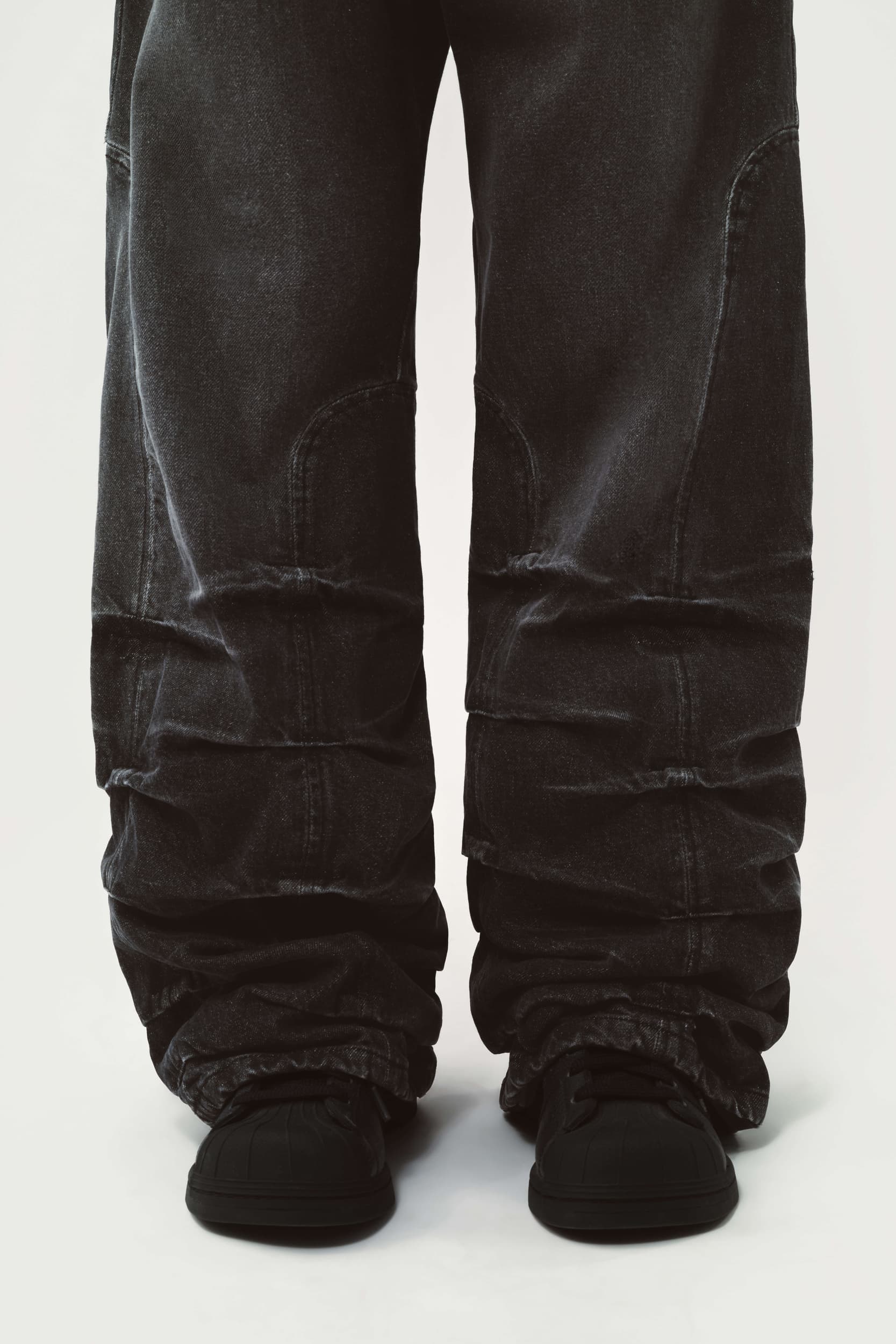 358_b3dd222f4f-jessie-pleated-jeans_washed-black-4-mega