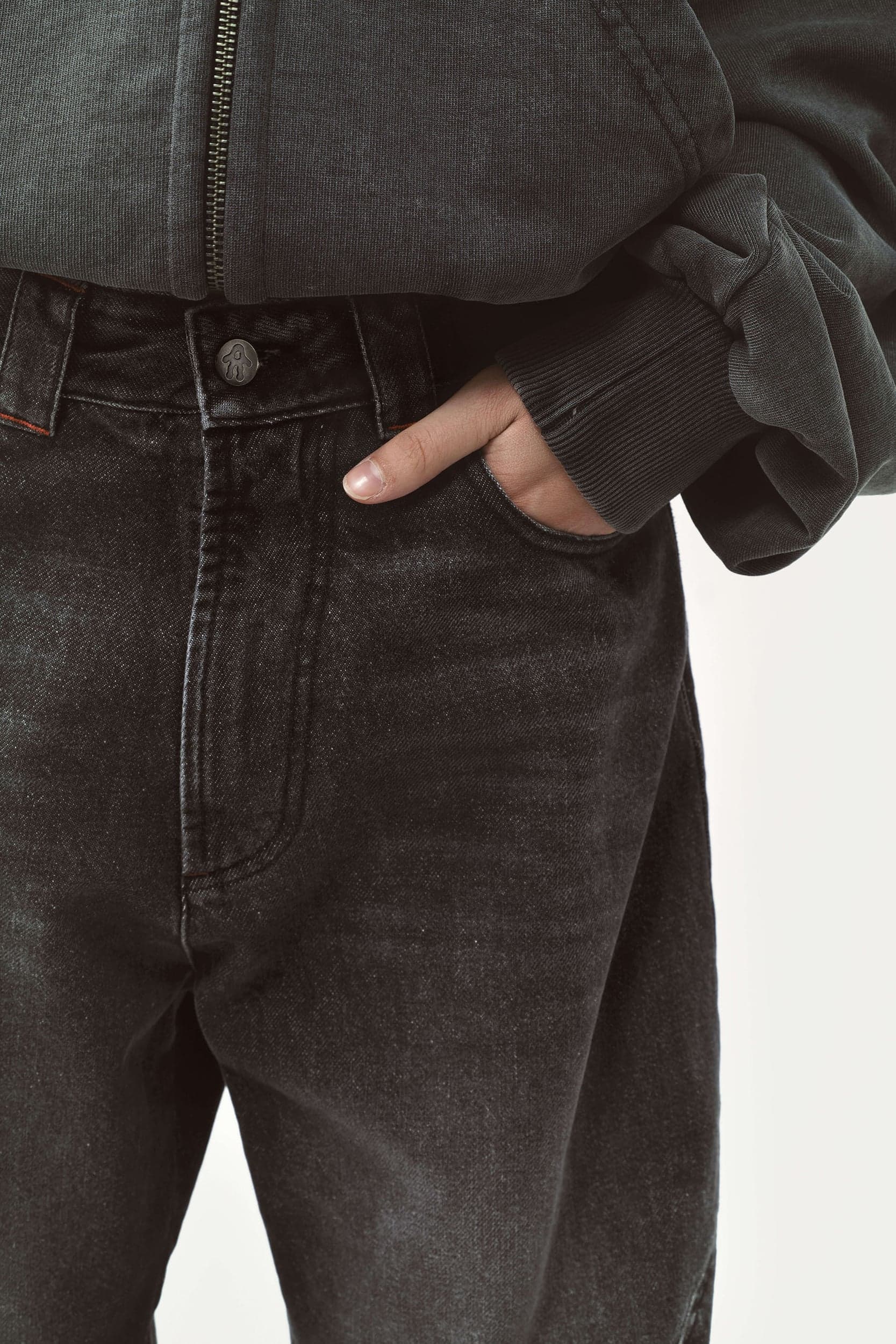 358_b7cb2729e8-jessie-pleated-jeans_washed-black-3-mega