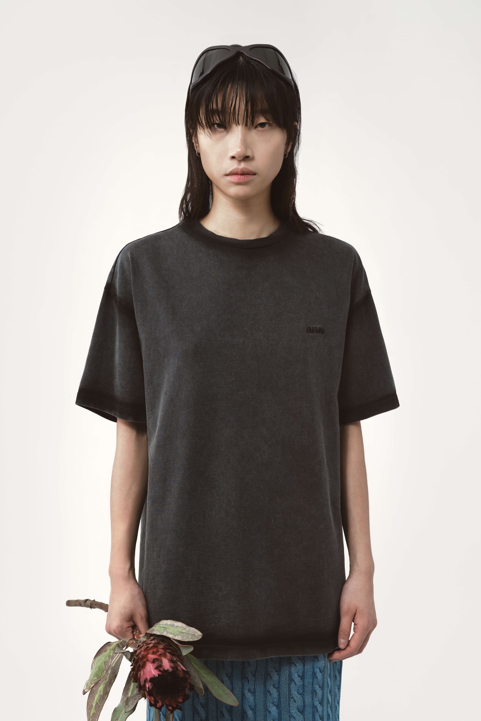 736_917d82175b-theo-t-shirt-av-logo_black-1-mega